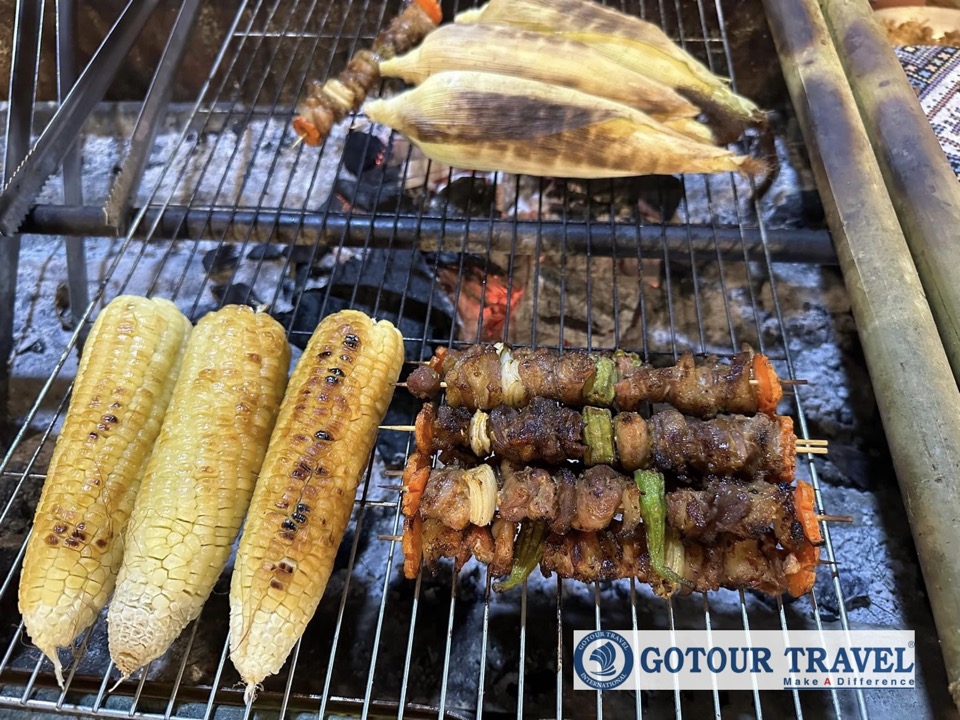 Thịt nướng xiên và bắp nướng tại chợ phiên Măng Đen