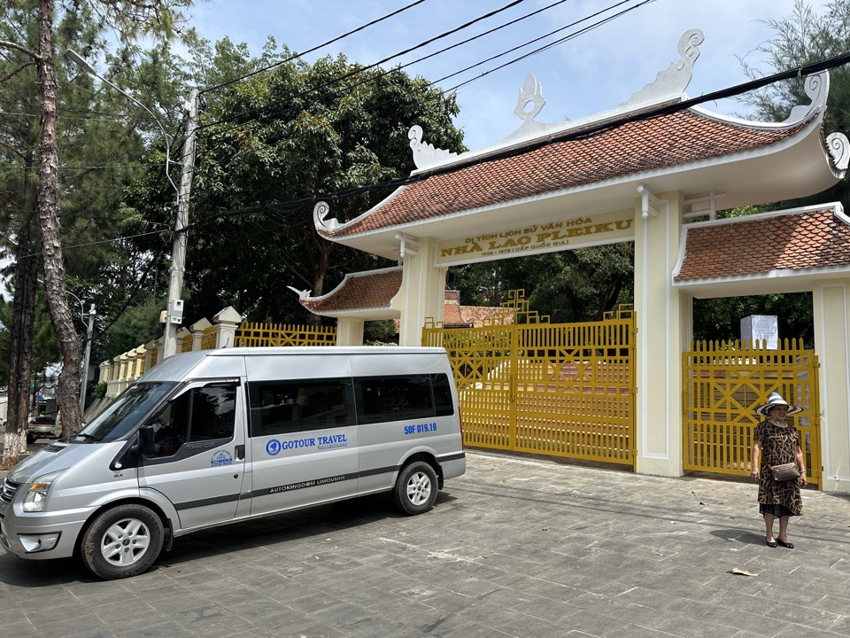 Đoàn khách Cty Lữ Hành Gotour Gia Lai tham quan nhà Lao Pleiku - Gia Lai